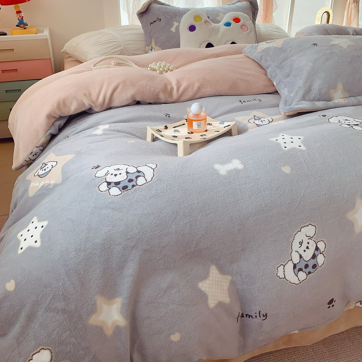 91家纺网 家纺一手货源 找家纺 奈萝家纺 2025新款加厚小清新印花牛奶绒三件套四件套 星际宝贝