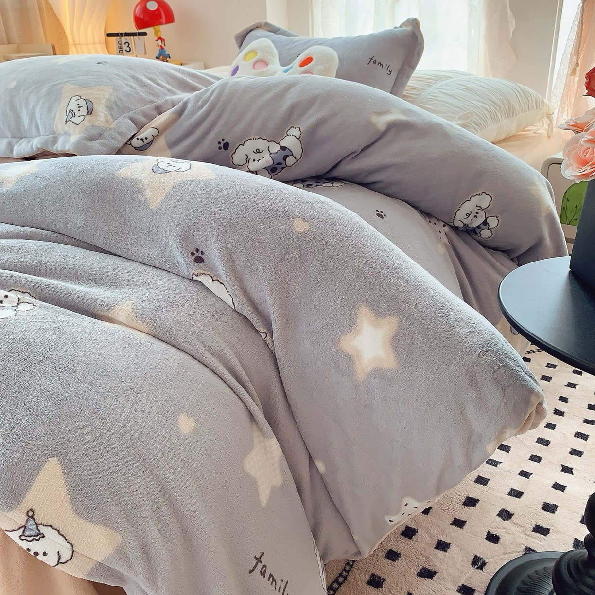 91家纺网 家纺一手货源 找家纺 奈萝家纺 2025新款加厚小清新印花牛奶绒三件套四件套 星际宝贝