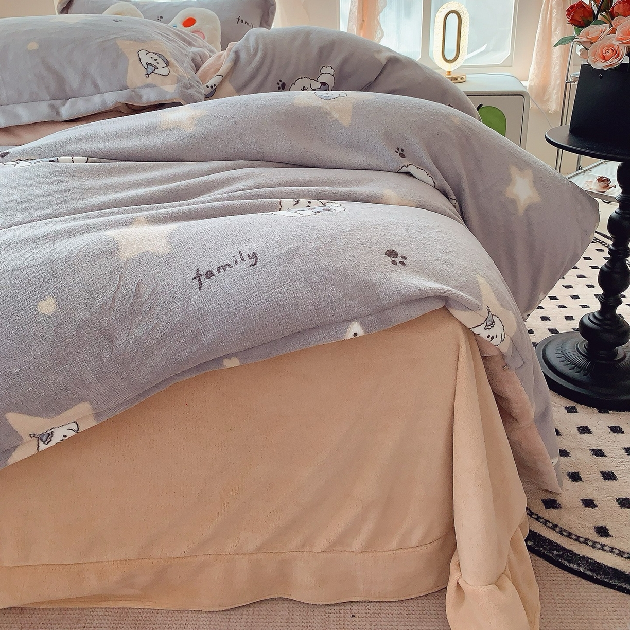 91家纺网 家纺一手货源 找家纺 奈萝家纺 2025新款加厚小清新印花牛奶绒三件套四件套 星际宝贝