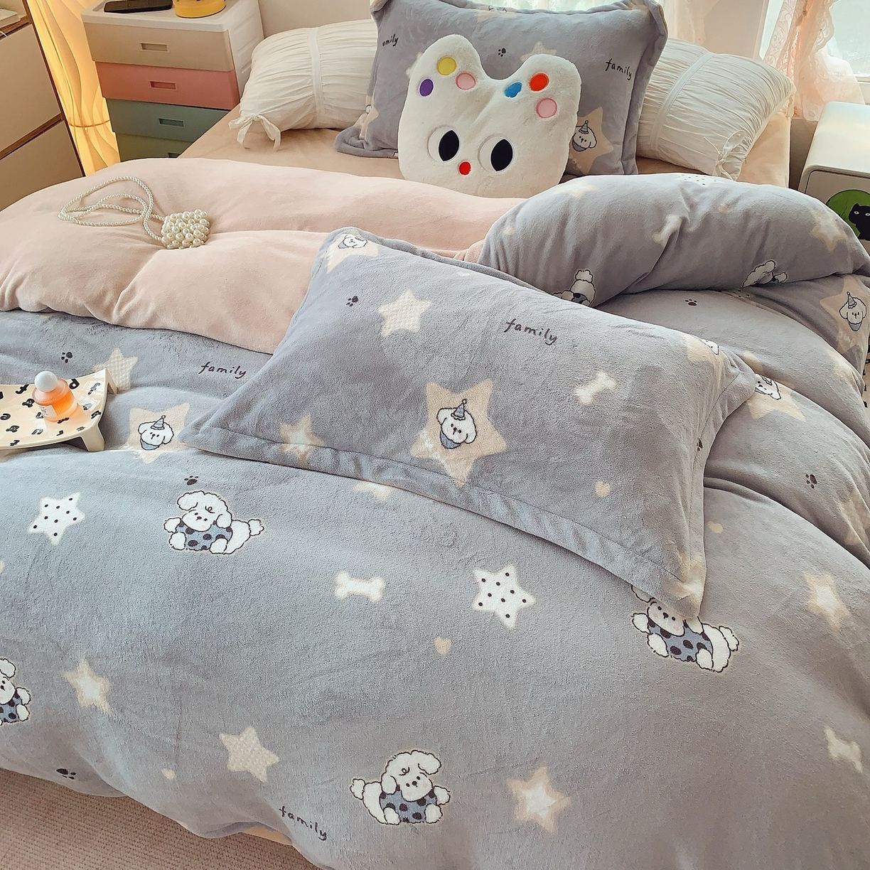 91家纺网 家纺一手货源 找家纺 奈萝家纺 2025新款加厚小清新印花牛奶绒三件套四件套 星际宝贝