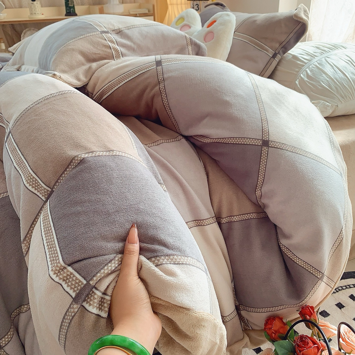 91家纺网 家纺一手货源 找家纺 奈萝家纺 2025新款加厚小清新印花牛奶绒三件套四件套 雅致格调