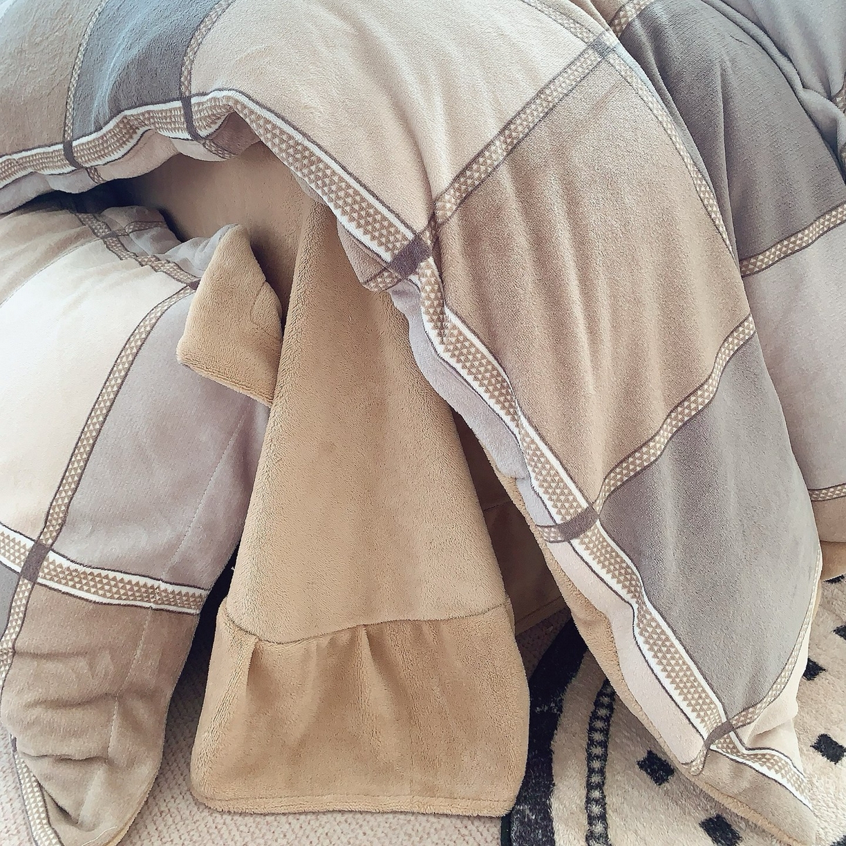 91家纺网 家纺一手货源 找家纺 奈萝家纺 2025新款加厚小清新印花牛奶绒三件套四件套 雅致格调