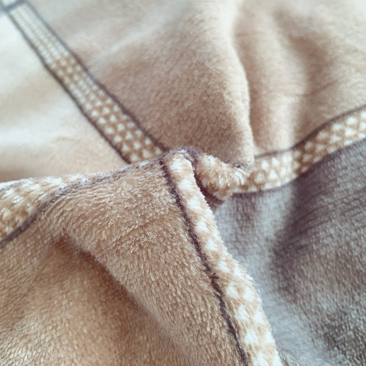 91家纺网 家纺一手货源 找家纺 奈萝家纺 2025新款加厚小清新印花牛奶绒三件套四件套 雅致格调