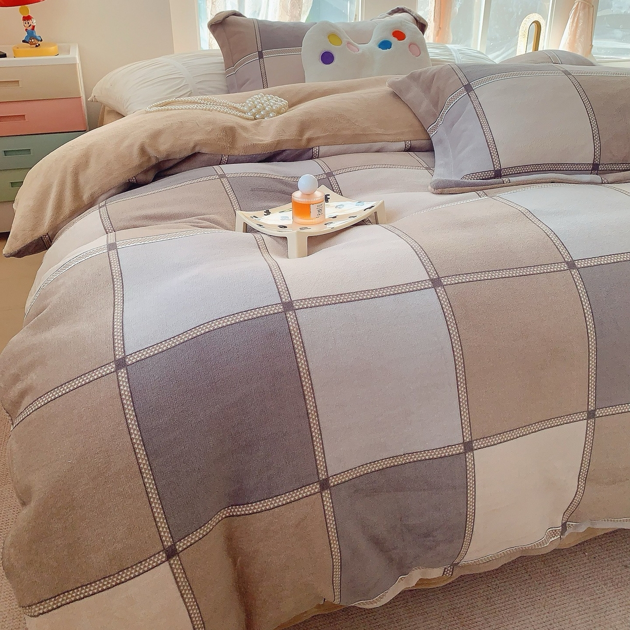 91家纺网 家纺一手货源 找家纺 奈萝家纺 2025新款加厚小清新印花牛奶绒三件套四件套 雅致格调