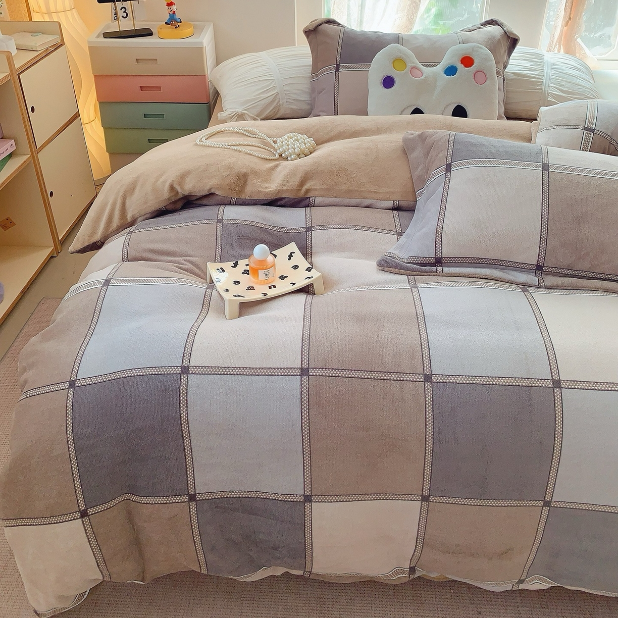 91家纺网 家纺一手货源 找家纺 奈萝家纺 2025新款加厚小清新印花牛奶绒三件套四件套 雅致格调