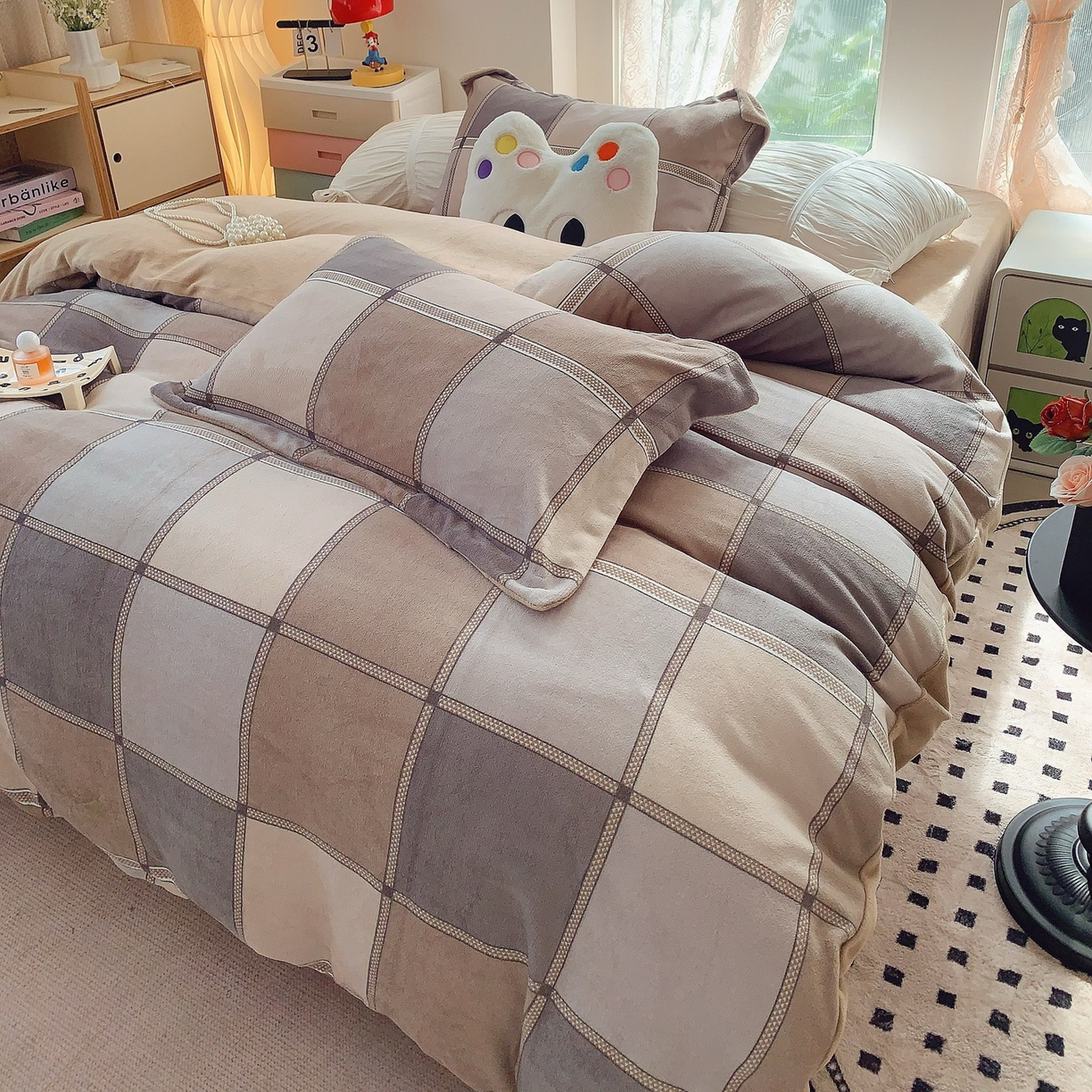 91家纺网 家纺一手货源 找家纺 奈萝家纺 2025新款加厚小清新印花牛奶绒三件套四件套 雅致格调