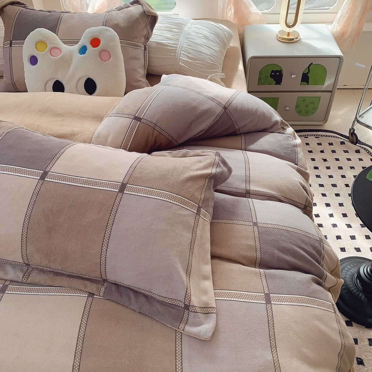 91家纺网 家纺一手货源 找家纺 奈萝家纺 2025新款加厚小清新印花牛奶绒三件套四件套 雅致格调