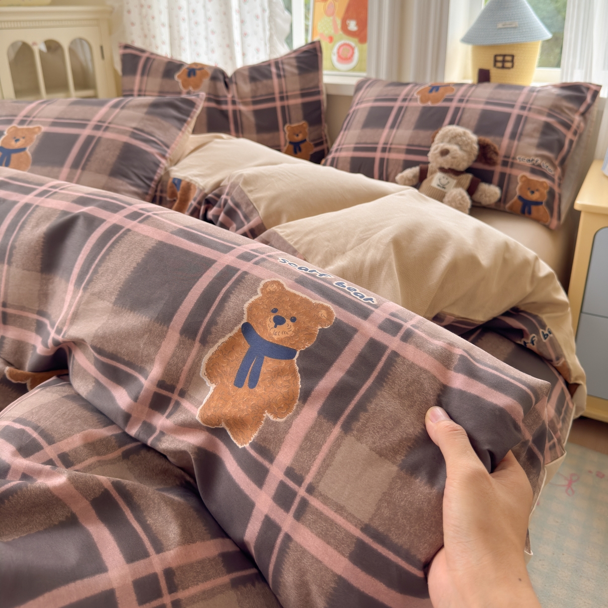 91家纺网 家纺一手货源 找家纺 清雅福 2026春夏新品全棉13070萌趣系列四件套 饼干熊-粉格