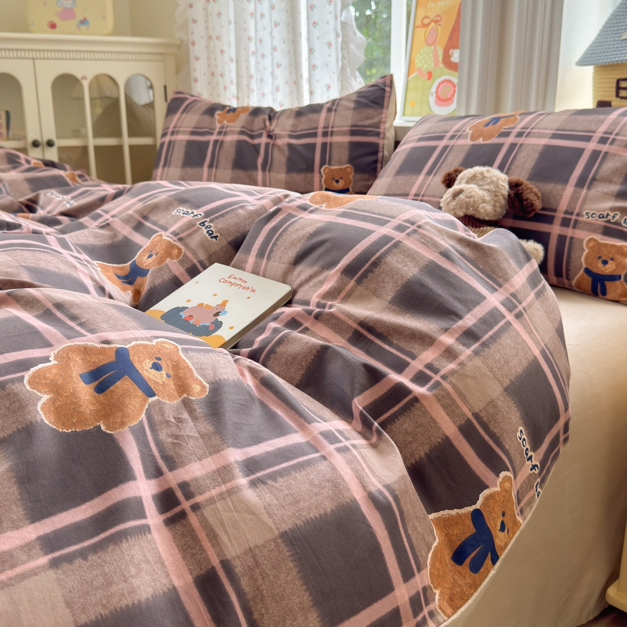 91家纺网 家纺一手货源 找家纺 清雅福 2026春夏新品全棉13070萌趣系列四件套 饼干熊-粉格