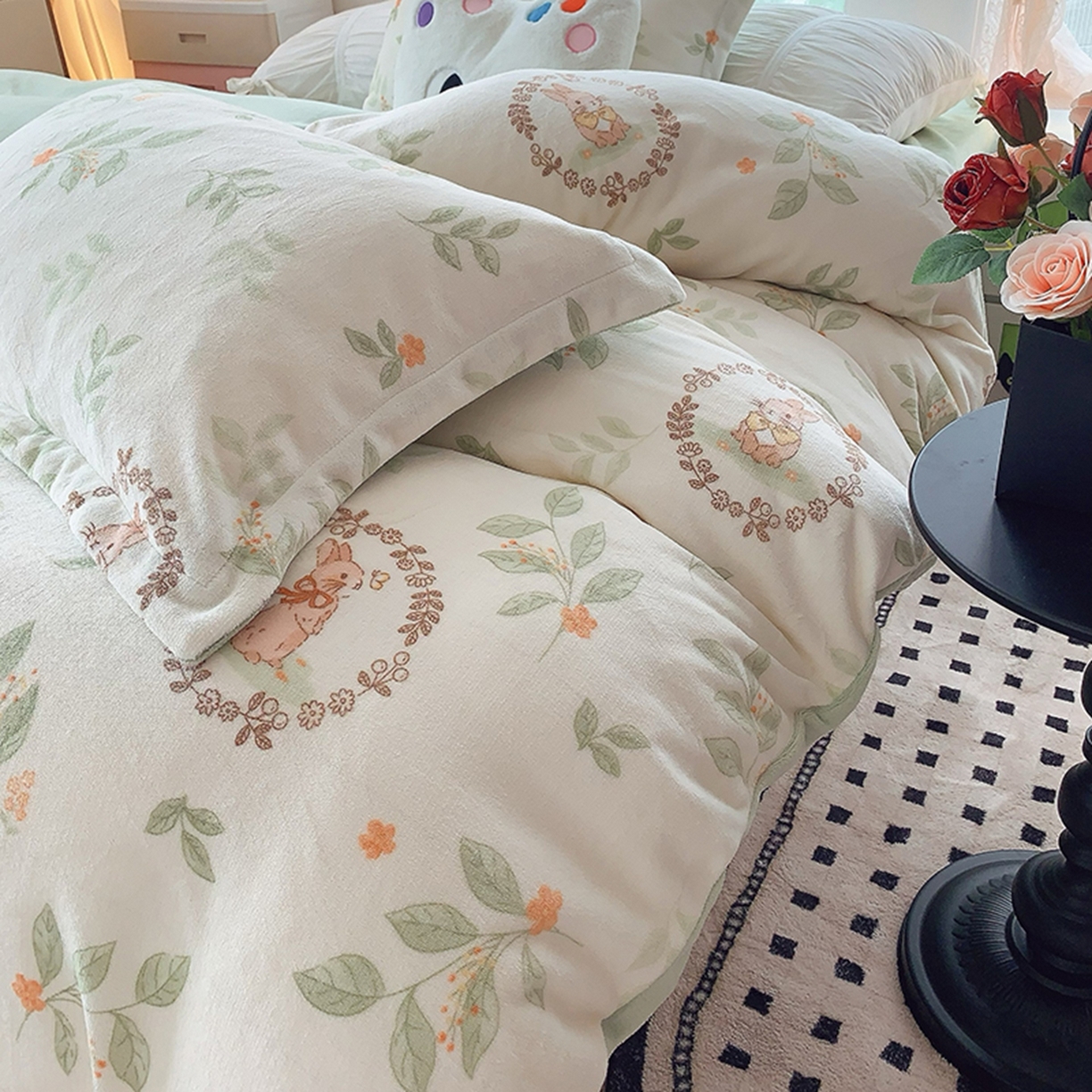 91家纺网 家纺一手货源 找家纺 奈萝家纺 2025新款加厚小清新印花牛奶绒三件套四件套 叶畔兔语