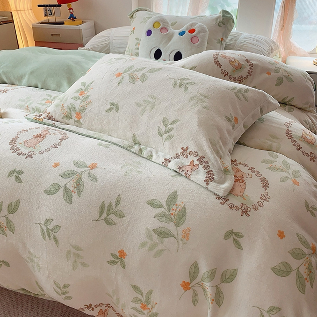 91家纺网 家纺一手货源 找家纺 奈萝家纺 2025新款加厚小清新印花牛奶绒三件套四件套 叶畔兔语