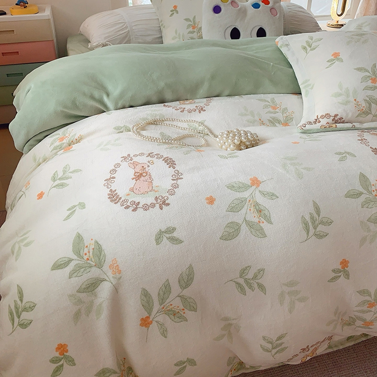 91家纺网 家纺一手货源 找家纺 奈萝家纺 2025新款加厚小清新印花牛奶绒三件套四件套 叶畔兔语