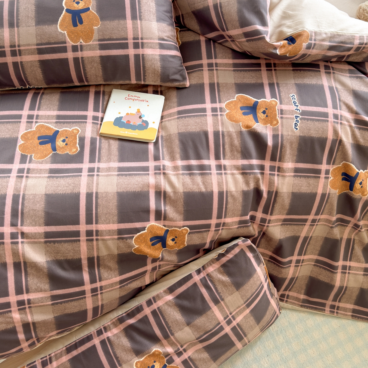 91家纺网 家纺一手货源 找家纺 清雅福 2026春夏新品全棉13070萌趣系列四件套 饼干熊-粉格