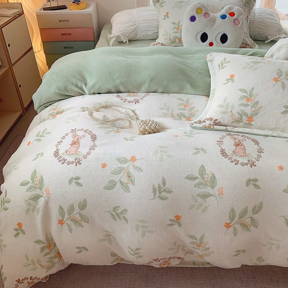 91家纺网 家纺一手货源 找家纺 奈萝家纺 2025新款加厚小清新印花牛奶绒三件套四件套 叶畔兔语