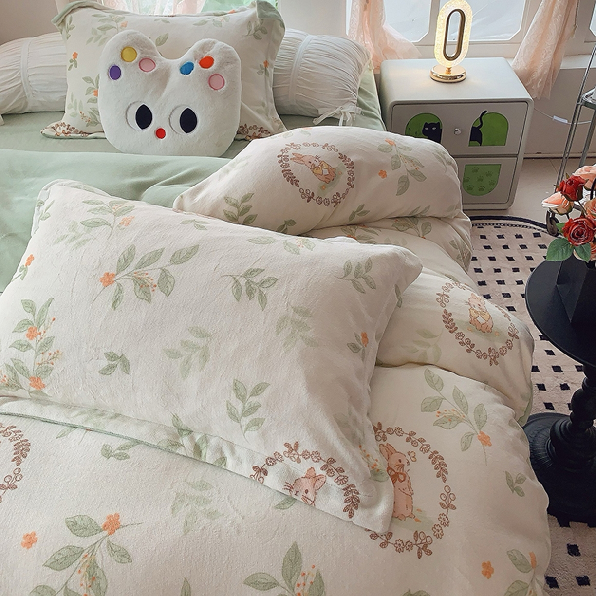 91家纺网 家纺一手货源 找家纺 奈萝家纺 2025新款加厚小清新印花牛奶绒三件套四件套 叶畔兔语