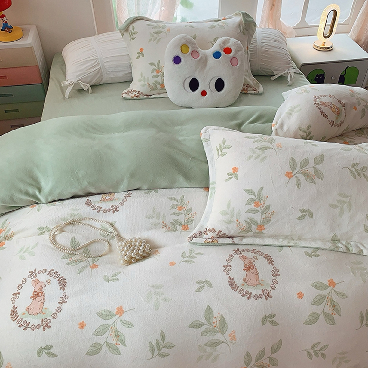 91家纺网 家纺一手货源 找家纺 奈萝家纺 2025新款加厚小清新印花牛奶绒三件套四件套 叶畔兔语