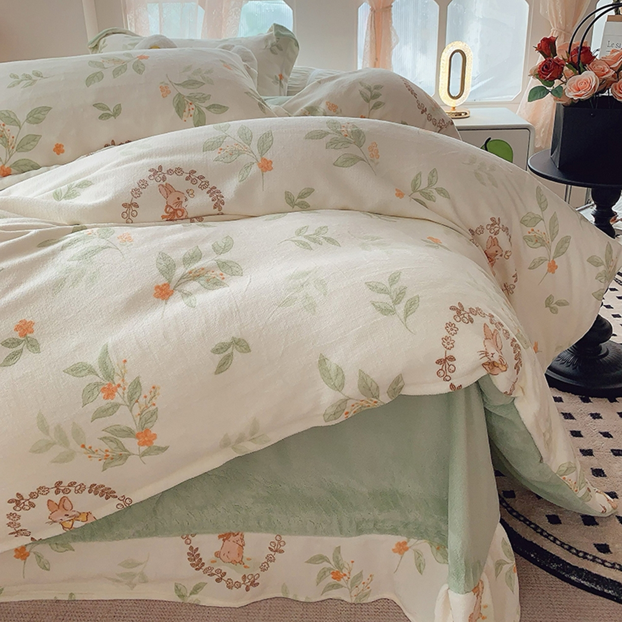 91家纺网 家纺一手货源 找家纺 奈萝家纺 2025新款加厚小清新印花牛奶绒三件套四件套 叶畔兔语