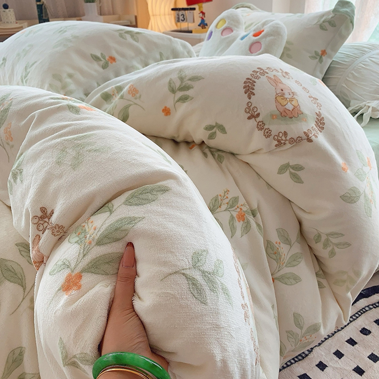 91家纺网 家纺一手货源 找家纺 奈萝家纺 2025新款加厚小清新印花牛奶绒三件套四件套 叶畔兔语