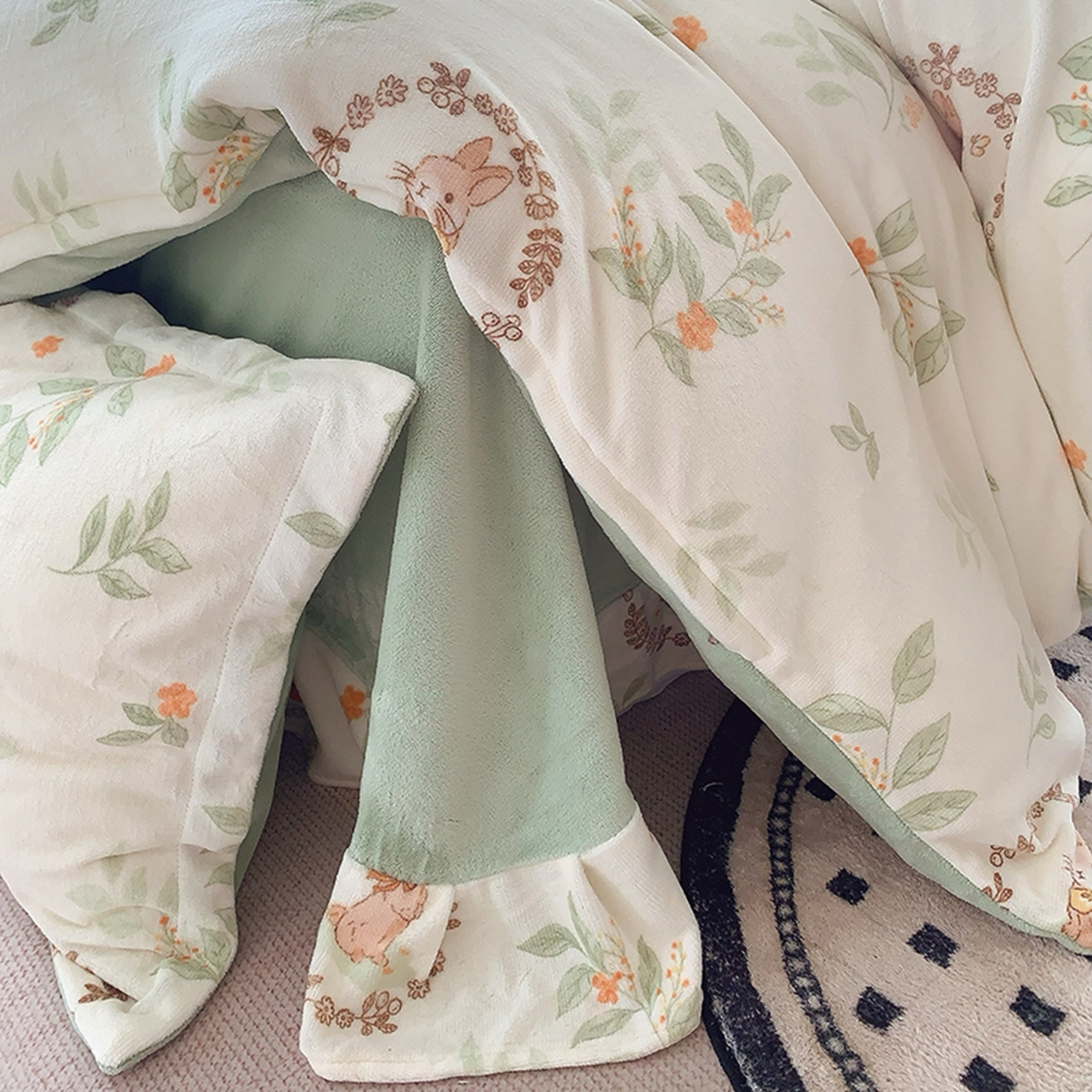 91家纺网 家纺一手货源 找家纺 奈萝家纺 2025新款加厚小清新印花牛奶绒三件套四件套 叶畔兔语