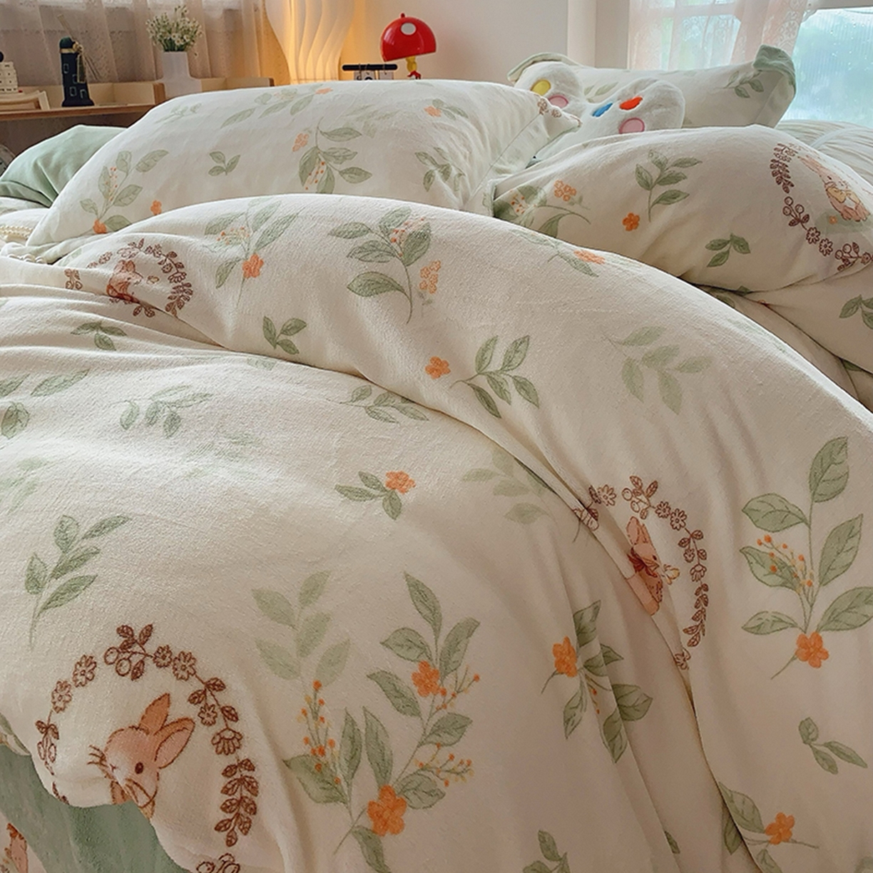 91家纺网 家纺一手货源 找家纺 奈萝家纺 2025新款加厚小清新印花牛奶绒三件套四件套 叶畔兔语