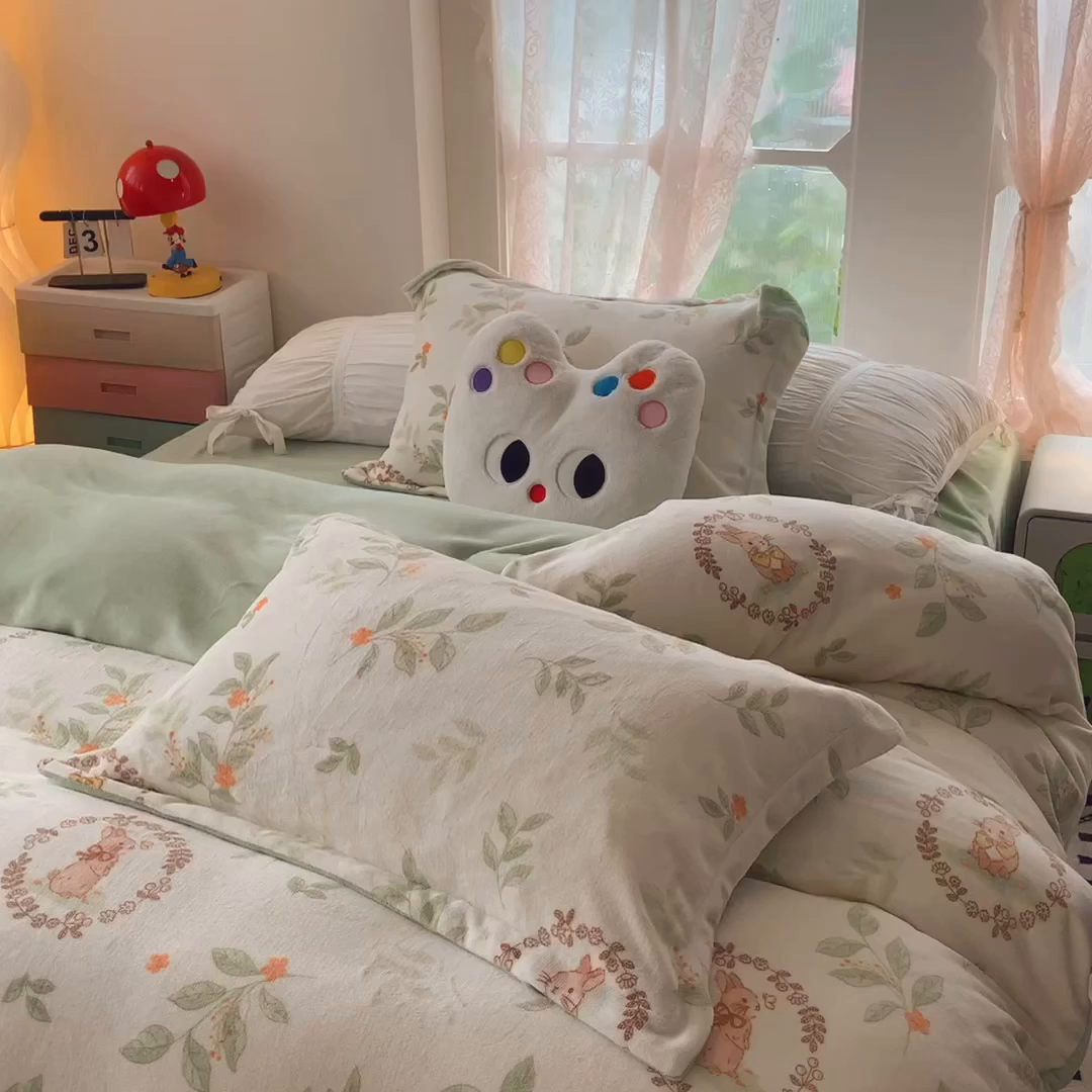 91家纺网 家纺一手货源 找家纺 奈萝家纺 2025新款加厚小清新印花牛奶绒三件套四件套 叶畔兔语