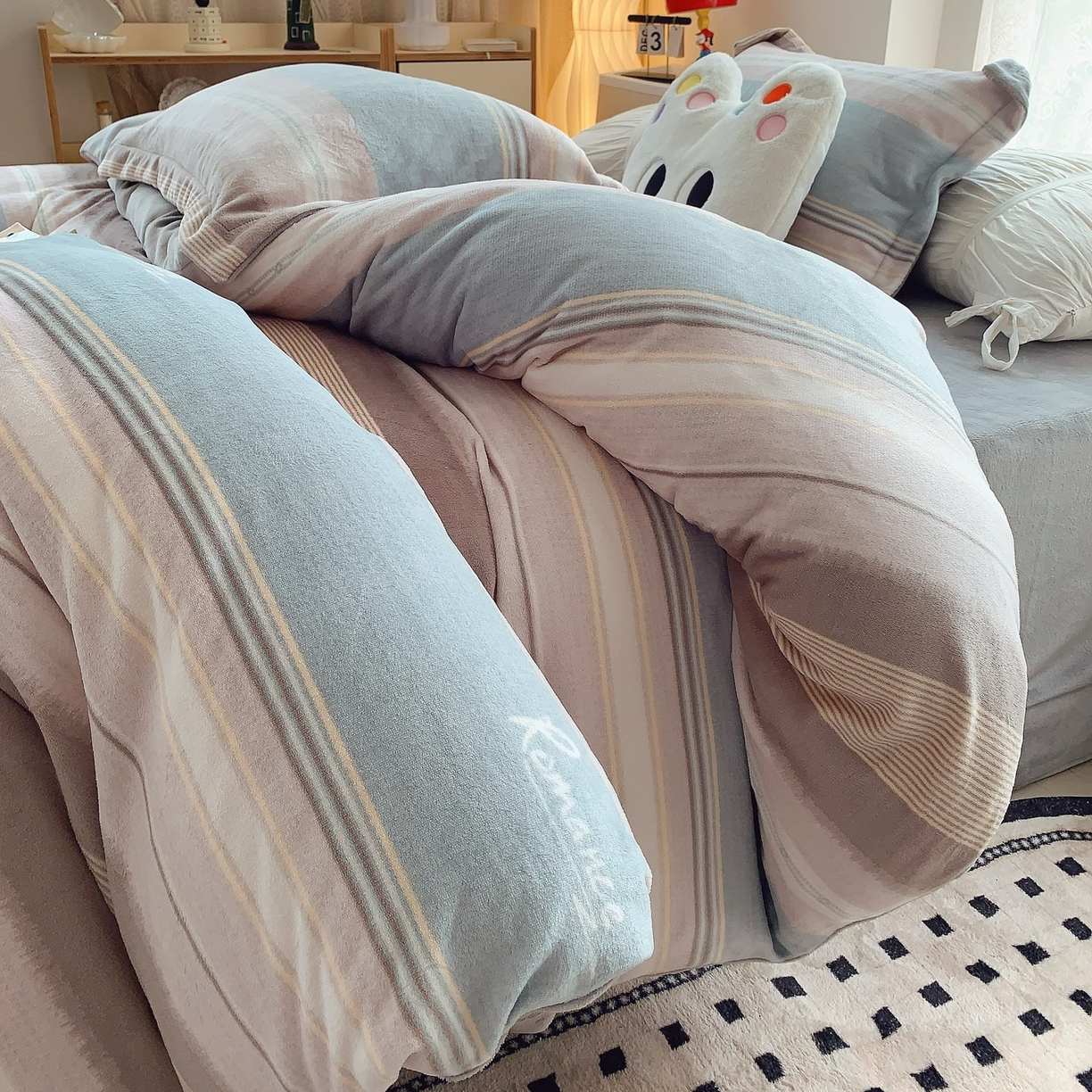 奈萝家纺 2025新款加厚小清新印花牛奶绒三件套四件套 英伦之旅