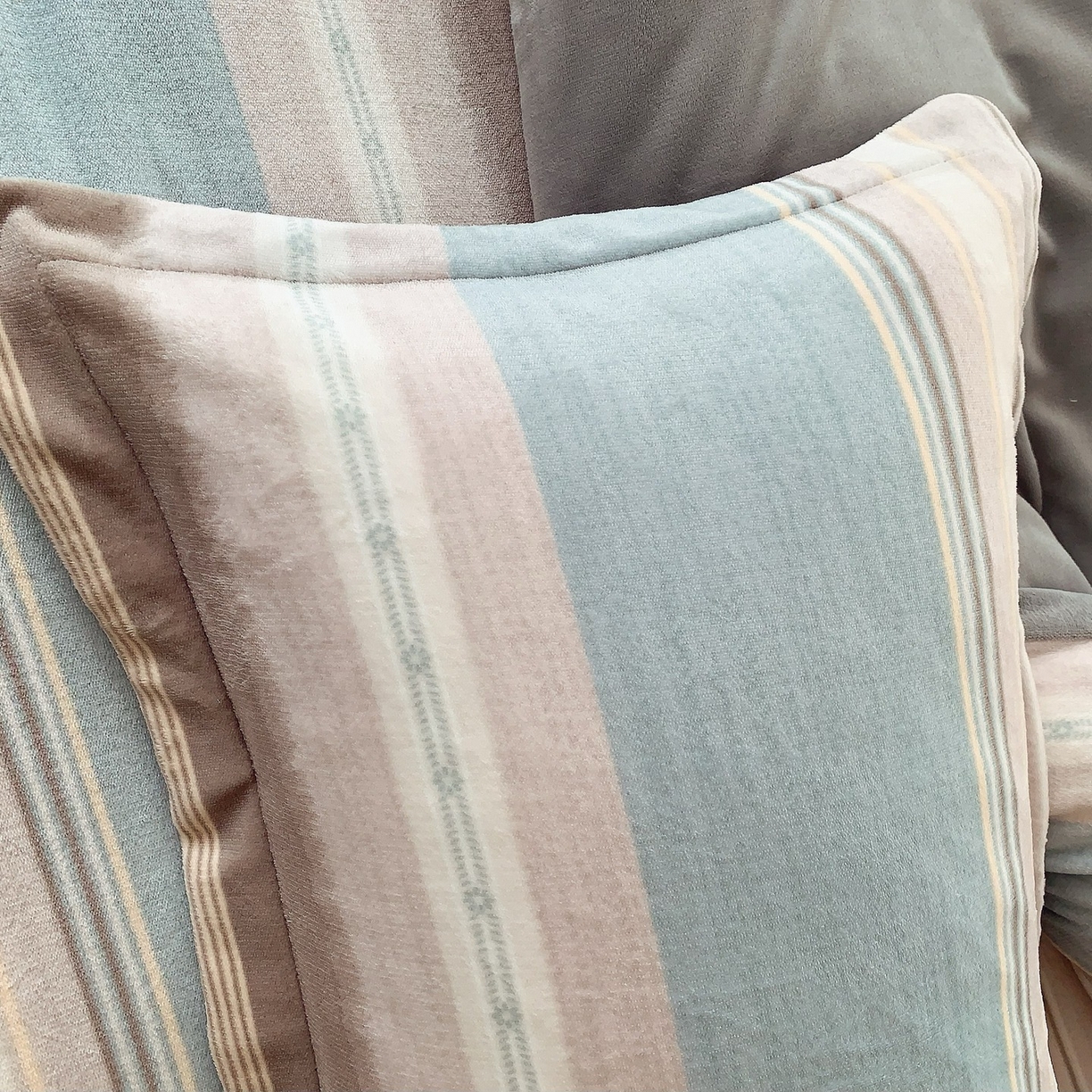 91家纺网 家纺一手货源 找家纺 奈萝家纺 2025新款加厚小清新印花牛奶绒三件套四件套 英伦之旅