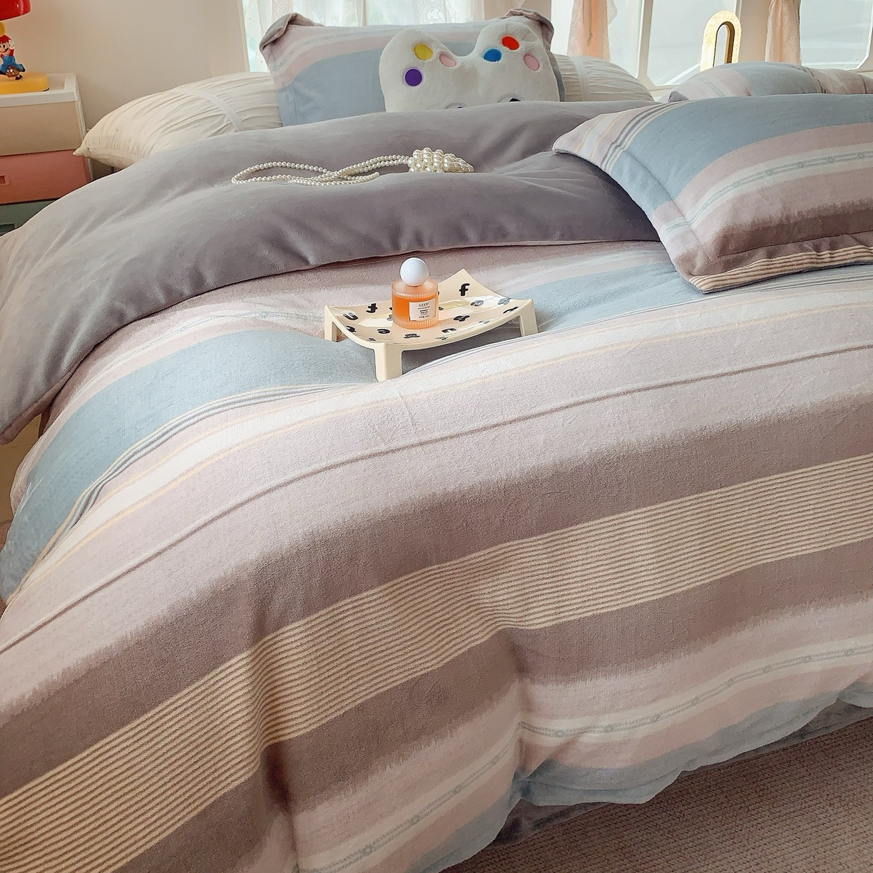 91家纺网 家纺一手货源 找家纺 奈萝家纺 2025新款加厚小清新印花牛奶绒三件套四件套 英伦之旅