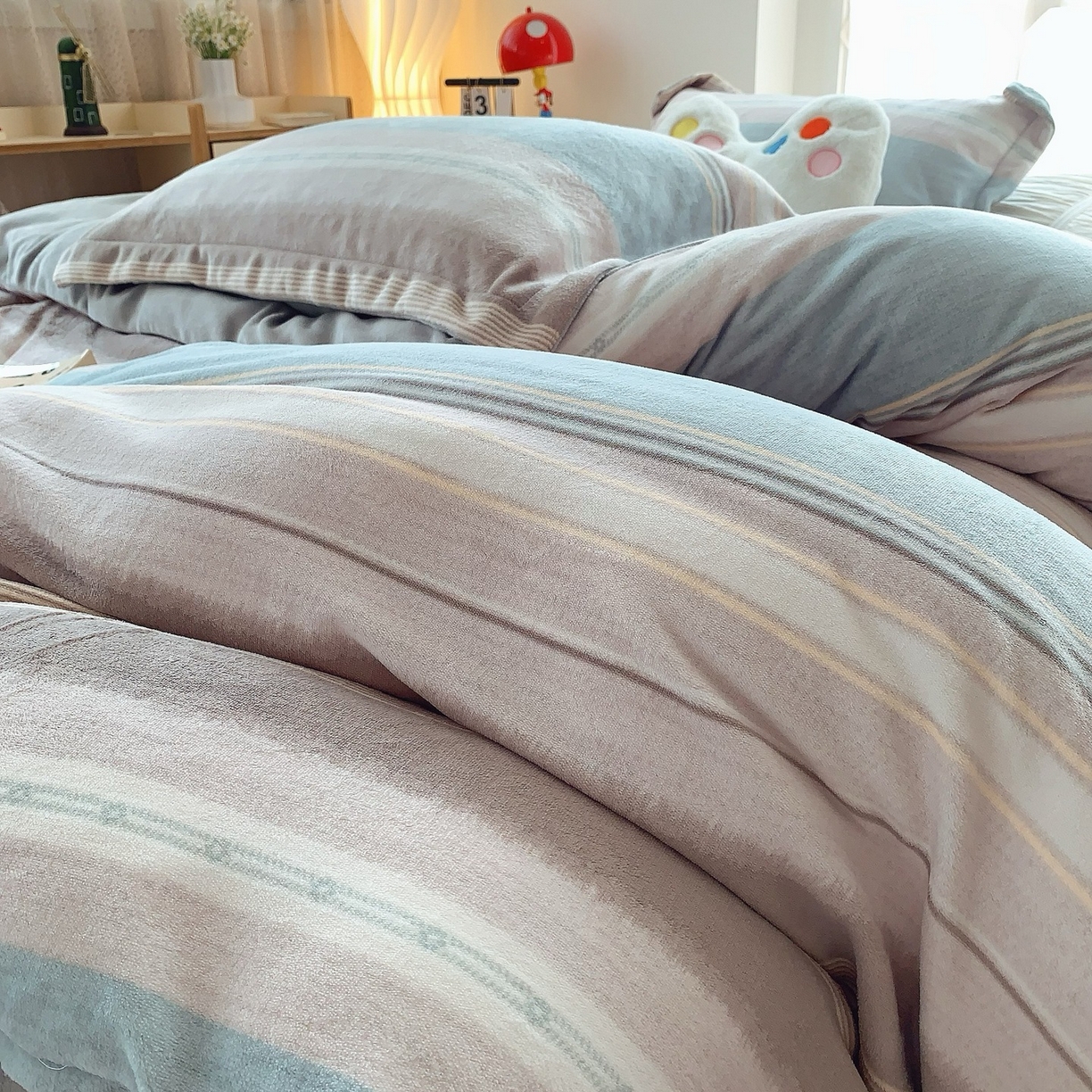 91家纺网 家纺一手货源 找家纺 奈萝家纺 2025新款加厚小清新印花牛奶绒三件套四件套 英伦之旅