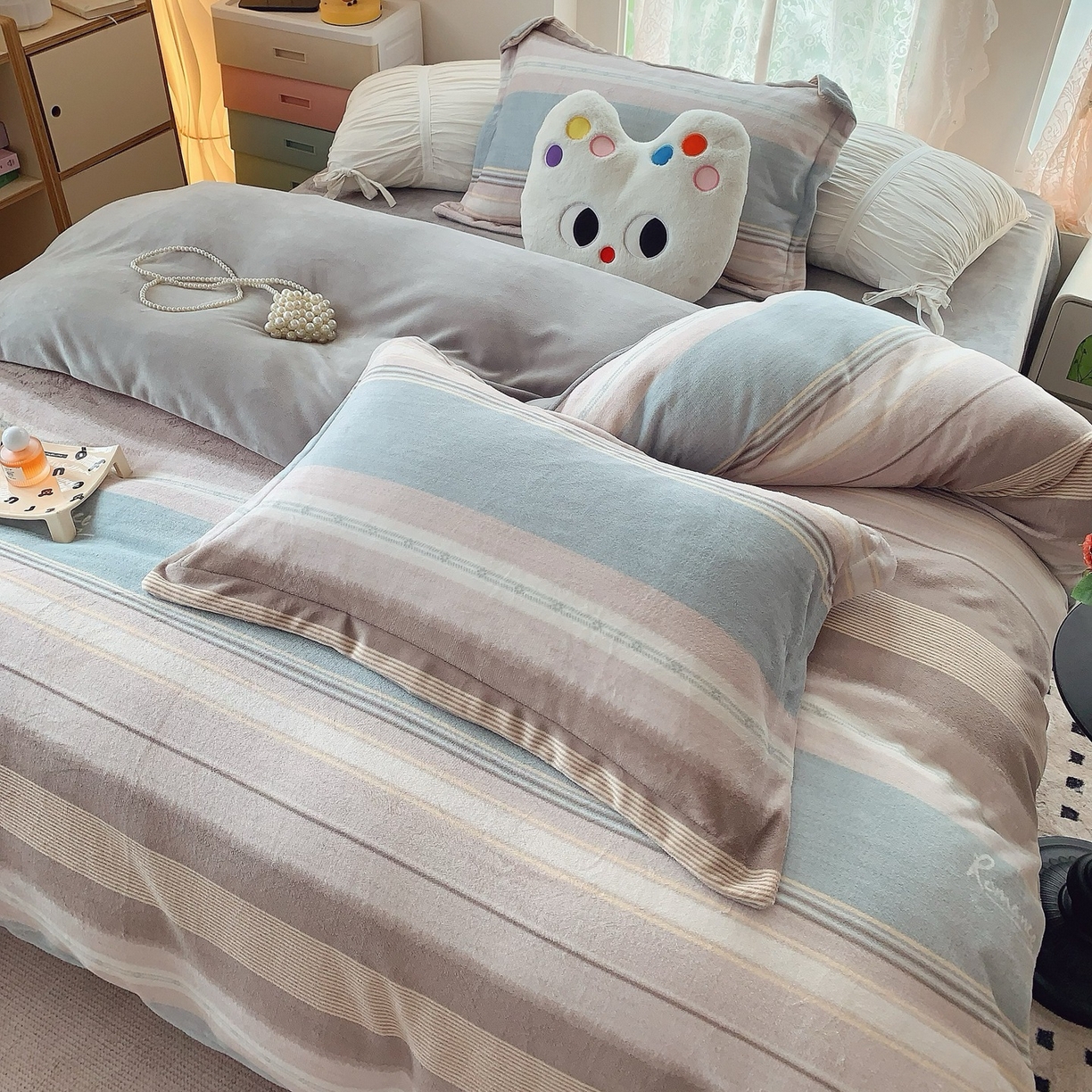 91家纺网 家纺一手货源 找家纺 奈萝家纺 2025新款加厚小清新印花牛奶绒三件套四件套 英伦之旅