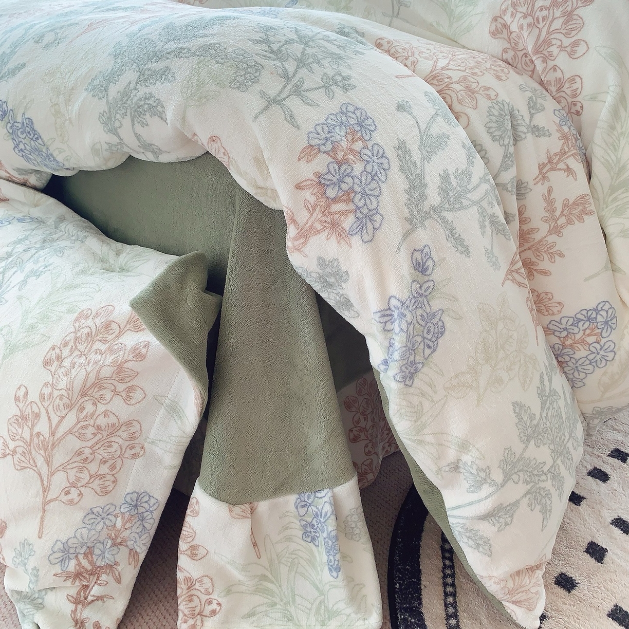 91家纺网 家纺一手货源 找家纺 奈萝家纺 2025新款加厚小清新印花牛奶绒三件套四件套 幽兰花谷