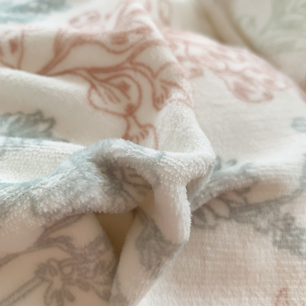 91家纺网 家纺一手货源 找家纺 奈萝家纺 2025新款加厚小清新印花牛奶绒三件套四件套 幽兰花谷