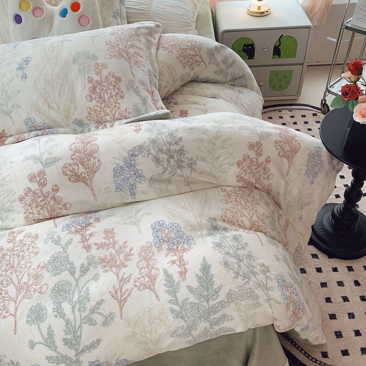 91家纺网 家纺一手货源 找家纺 奈萝家纺 2025新款加厚小清新印花牛奶绒三件套四件套 幽兰花谷