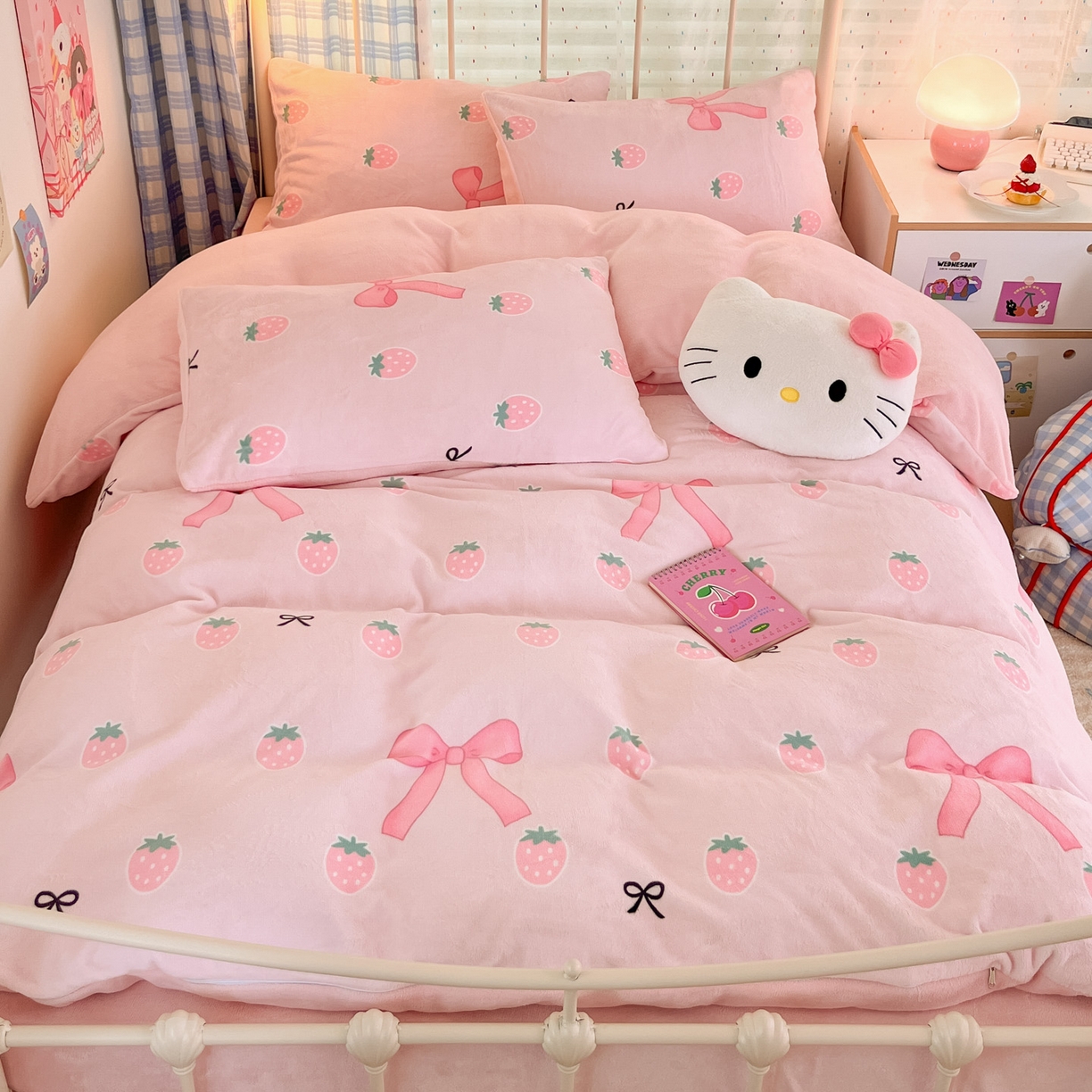 91家纺网 家纺一手货源 找家纺 梦洋家纺 2025新款软fufu加厚保暖可爱系牛奶绒宿舍床套件系列 草莓牛奶