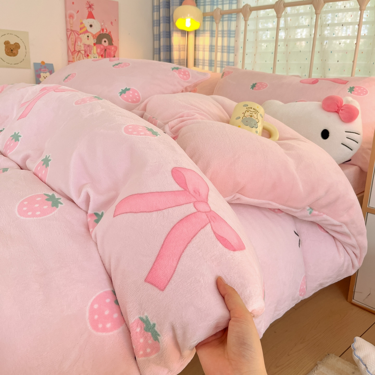 91家纺网 家纺一手货源 找家纺 梦洋家纺 2025新款软fufu加厚保暖可爱系牛奶绒宿舍床套件系列 草莓牛奶