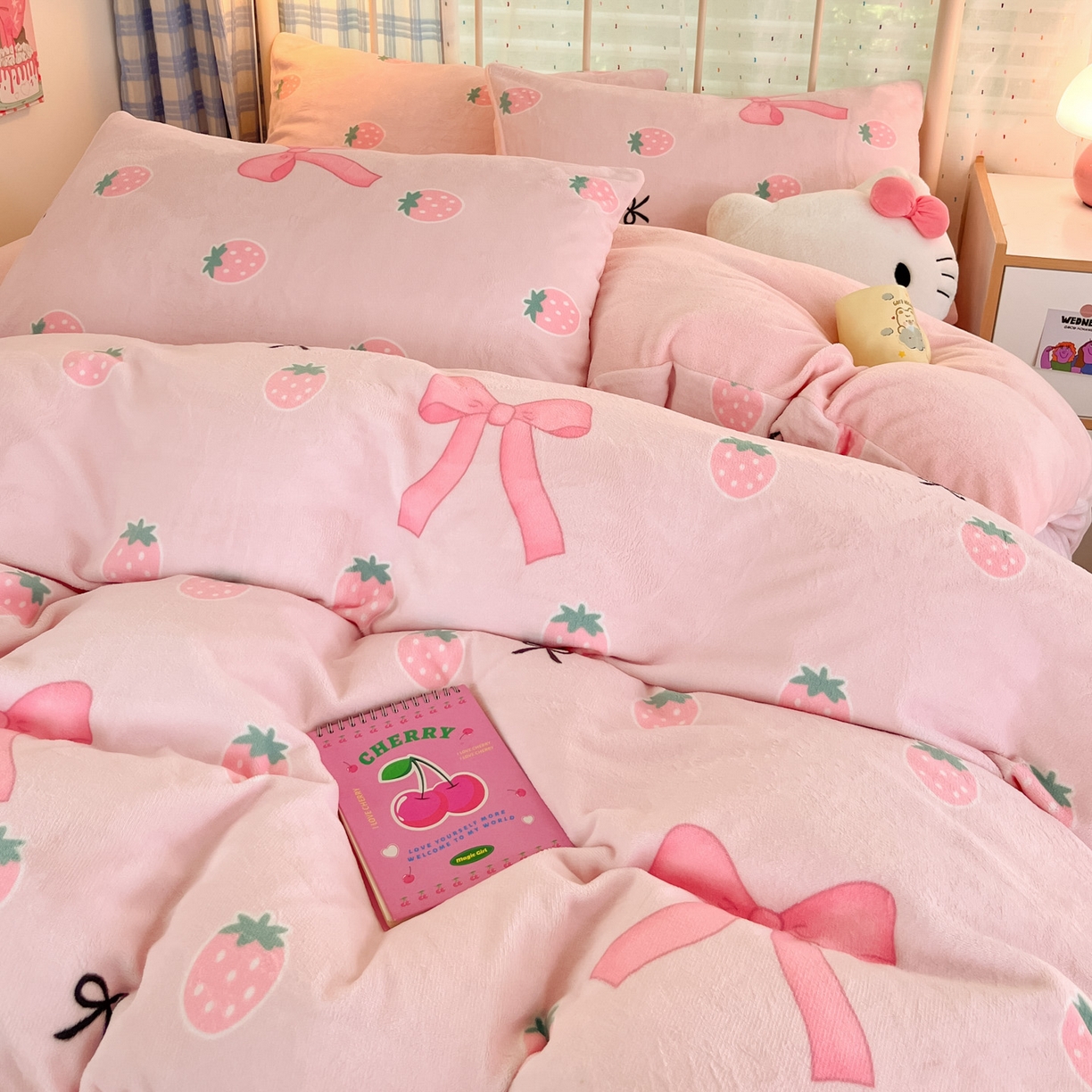 91家纺网 家纺一手货源 找家纺 梦洋家纺 2025新款软fufu加厚保暖可爱系牛奶绒宿舍床套件系列 草莓牛奶