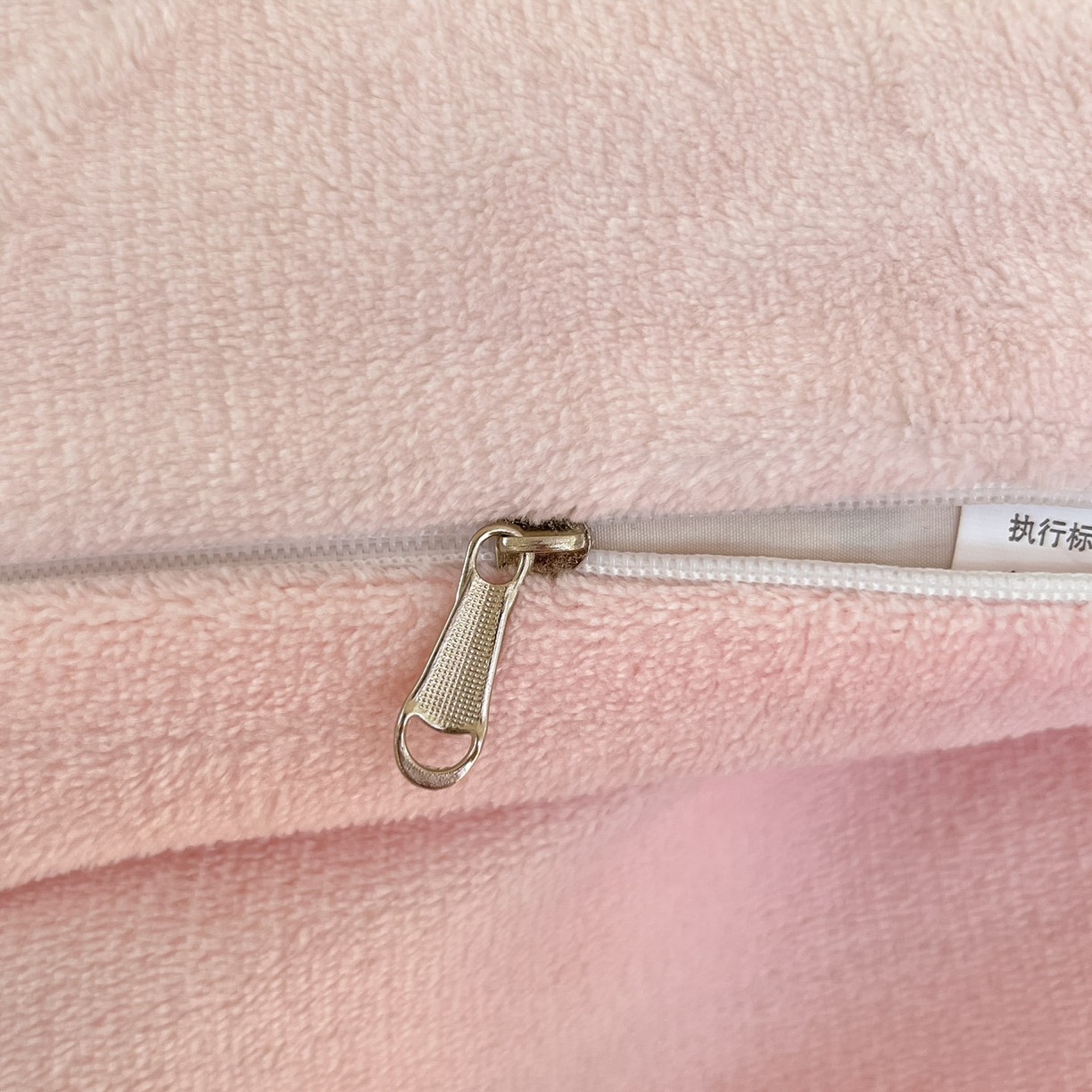 91家纺网 家纺一手货源 找家纺 梦洋家纺 2025新款软fufu加厚保暖可爱系牛奶绒宿舍床套件系列 草莓牛奶