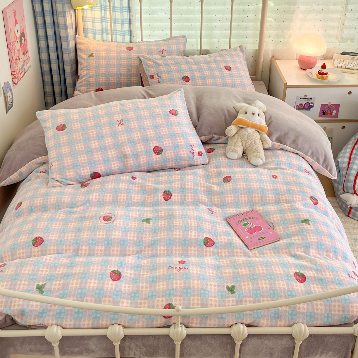91家纺网 家纺一手货源 找家纺 梦洋家纺 2025新款软fufu加厚保暖可爱系牛奶绒宿舍床套件系列 草莓软心