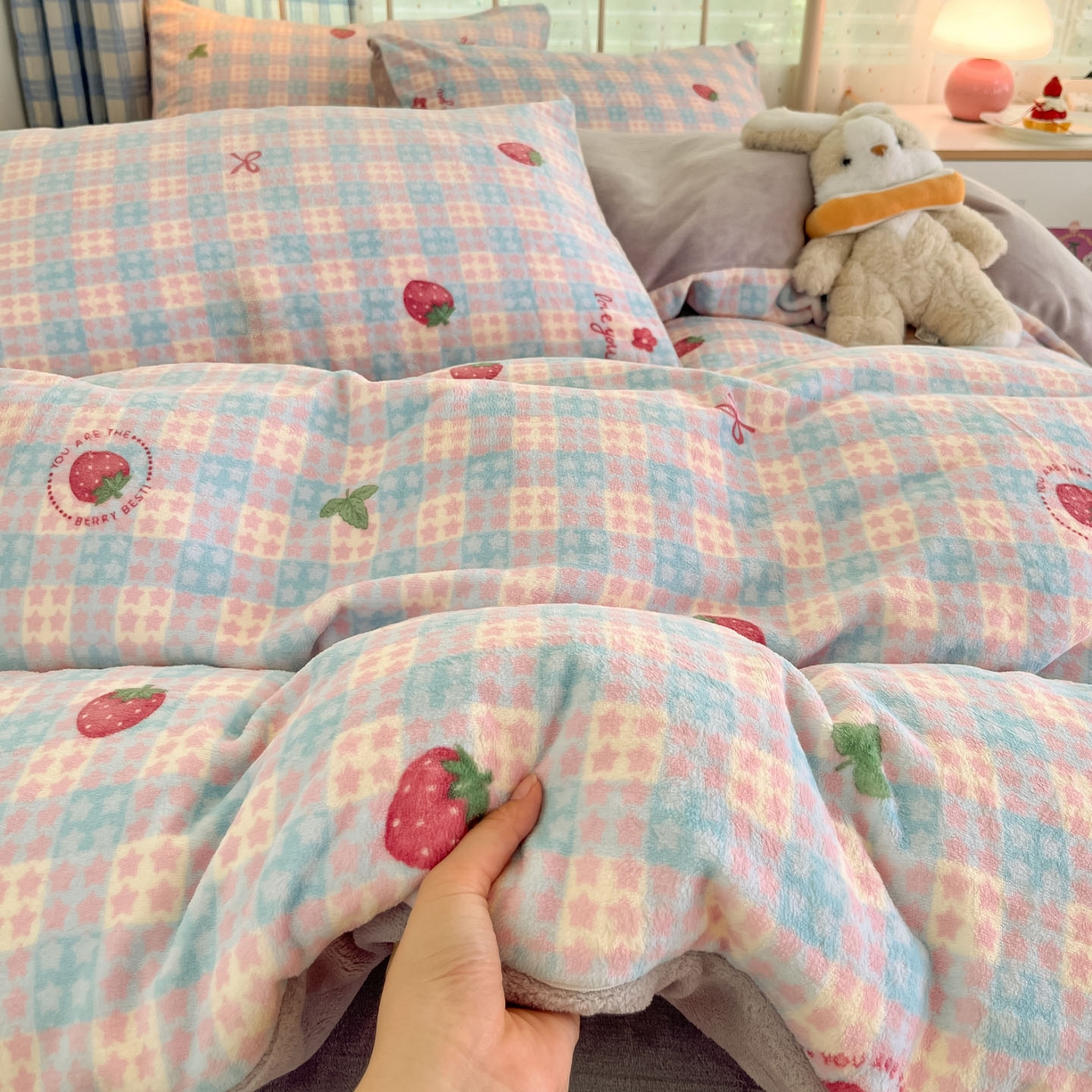 91家纺网 家纺一手货源 找家纺 梦洋家纺 2025新款软fufu加厚保暖可爱系牛奶绒宿舍床套件系列 草莓软心