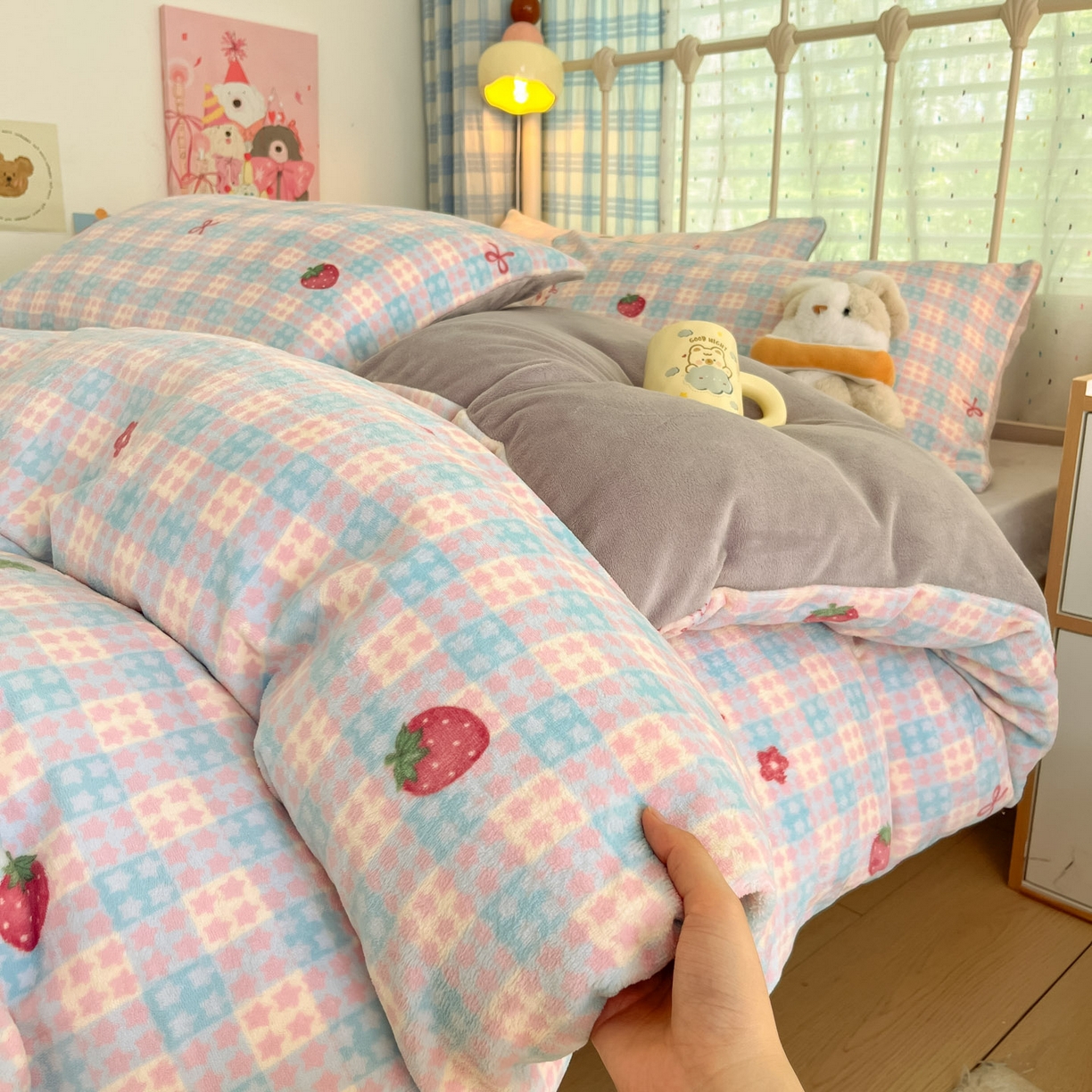 91家纺网 家纺一手货源 找家纺 梦洋家纺 2025新款软fufu加厚保暖可爱系牛奶绒宿舍床套件系列 草莓软心
