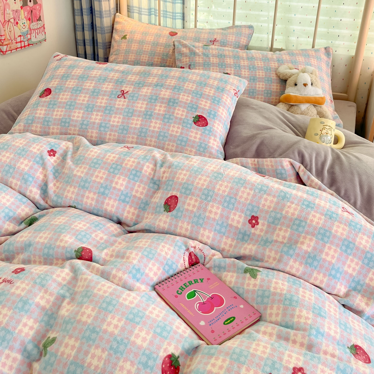 91家纺网 家纺一手货源 找家纺 梦洋家纺 2025新款软fufu加厚保暖可爱系牛奶绒宿舍床套件系列 草莓软心