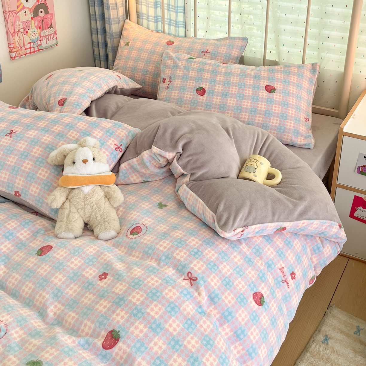 91家纺网 家纺一手货源 找家纺 梦洋家纺 2025新款软fufu加厚保暖可爱系牛奶绒宿舍床套件系列 草莓软心