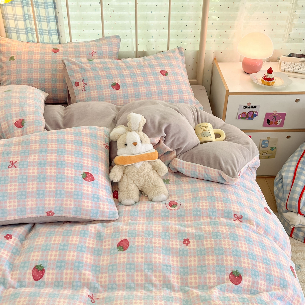 91家纺网 家纺一手货源 找家纺 梦洋家纺 2025新款软fufu加厚保暖可爱系牛奶绒宿舍床套件系列 草莓软心