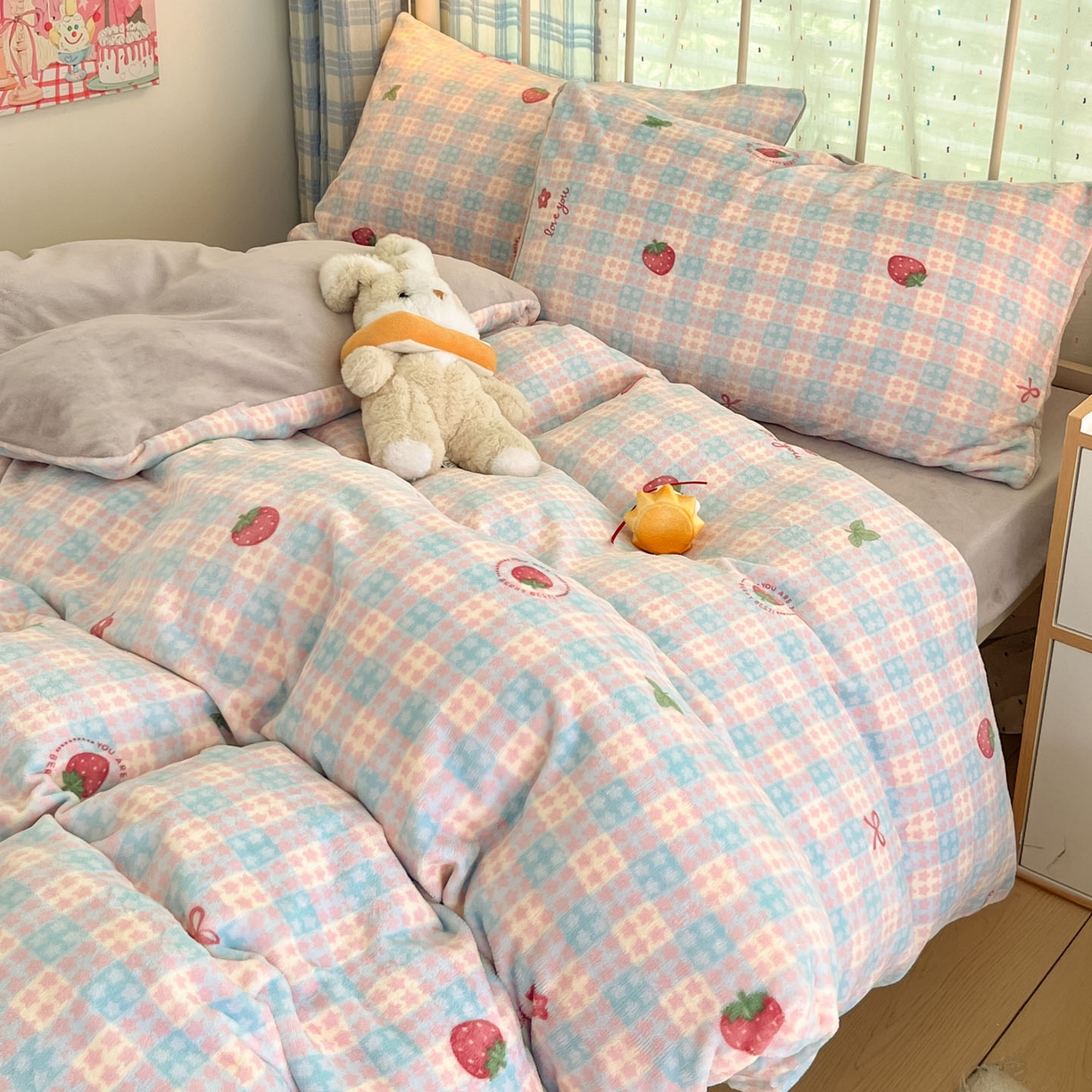91家纺网 家纺一手货源 找家纺 梦洋家纺 2025新款软fufu加厚保暖可爱系牛奶绒宿舍床套件系列 草莓软心