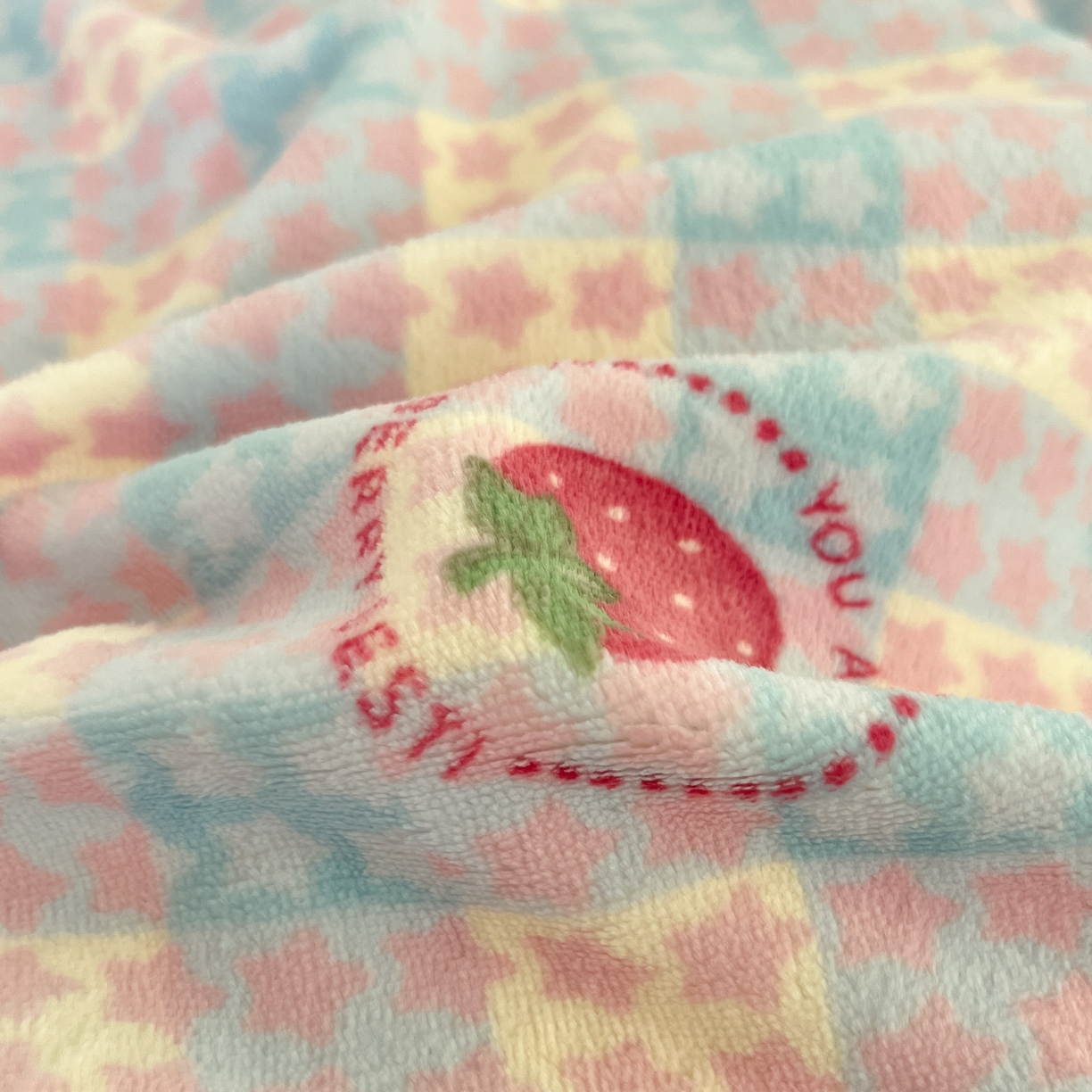 91家纺网 家纺一手货源 找家纺 梦洋家纺 2025新款软fufu加厚保暖可爱系牛奶绒宿舍床套件系列 草莓软心