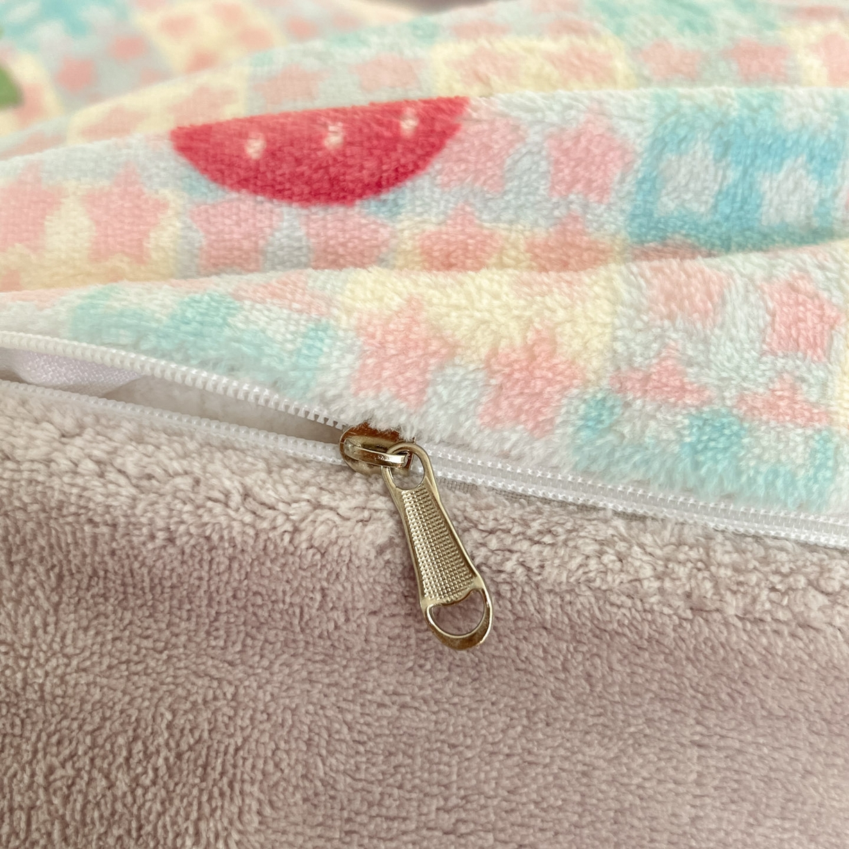 91家纺网 家纺一手货源 找家纺 梦洋家纺 2025新款软fufu加厚保暖可爱系牛奶绒宿舍床套件系列 草莓软心