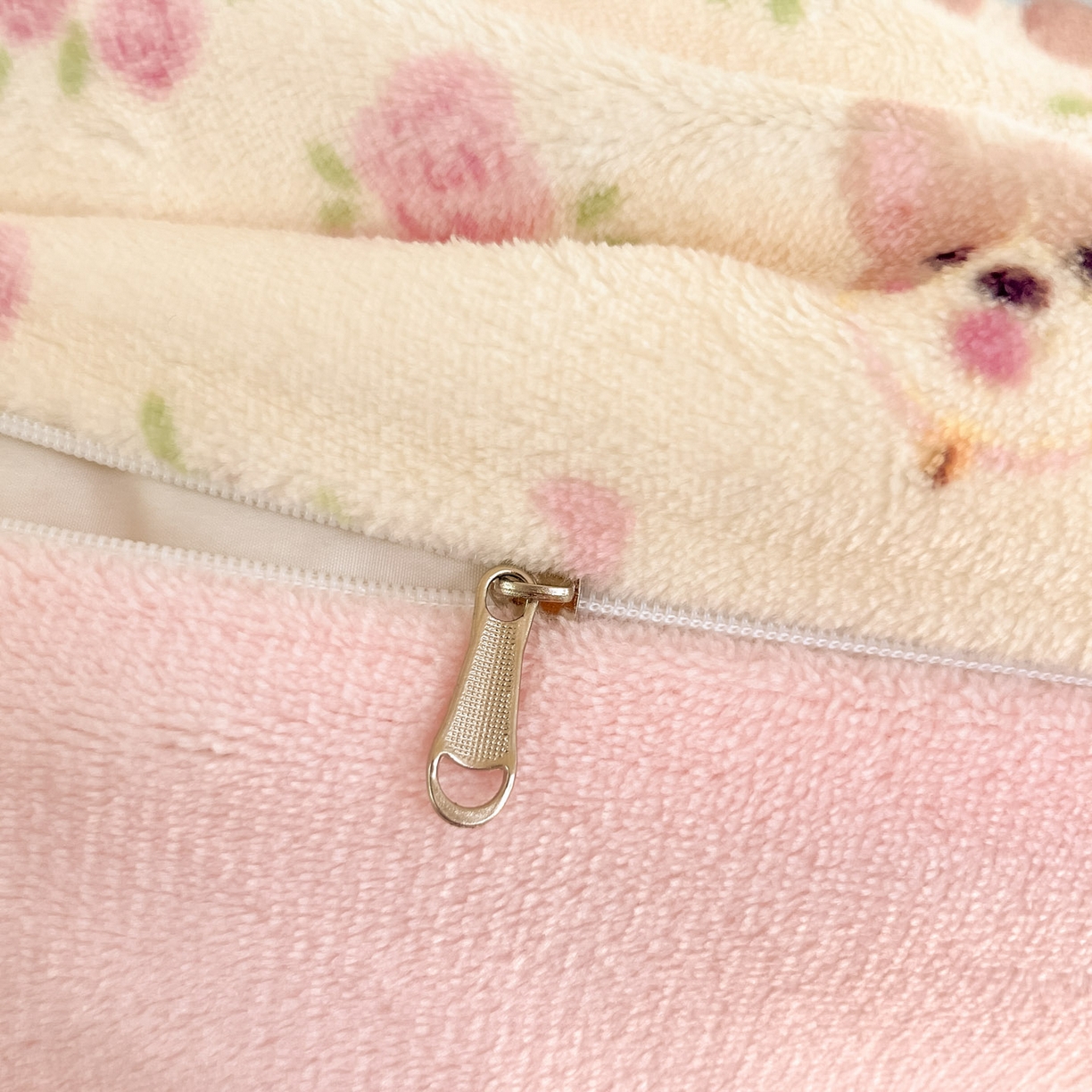 91家纺网 家纺一手货源 找家纺 梦洋家纺 2025新款软fufu加厚保暖可爱系牛奶绒宿舍床套件系列 卖萌修狗