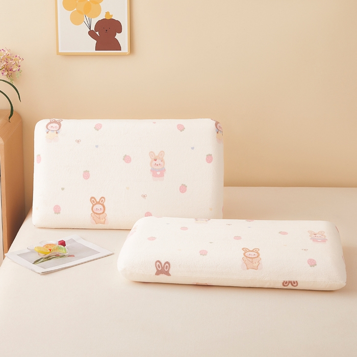 91家纺网 家纺一手货源 找家纺 翎盈家纺 2025新款牛奶绒深睡枕专用枕套面包记忆枕枕头套 草莓萌宝