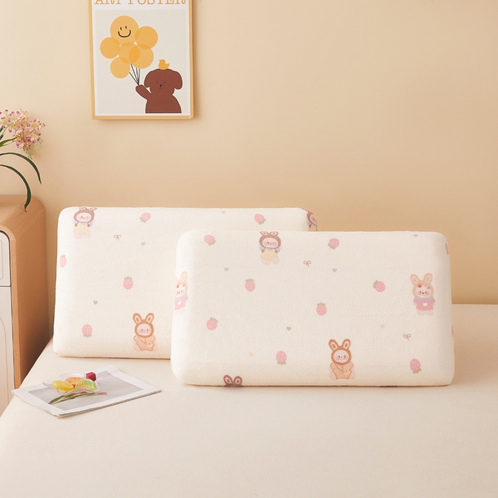 91家纺网 家纺一手货源 找家纺 翎盈家纺 2025新款牛奶绒深睡枕专用枕套面包记忆枕枕头套 草莓萌宝