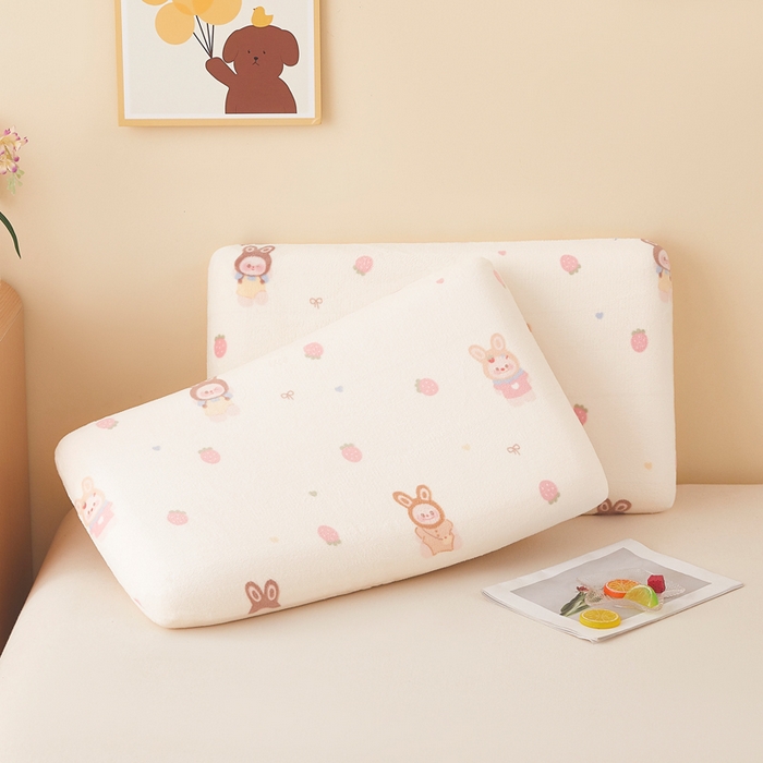 91家纺网 家纺一手货源 找家纺 翎盈家纺 2025新款牛奶绒深睡枕专用枕套面包记忆枕枕头套 草莓萌宝